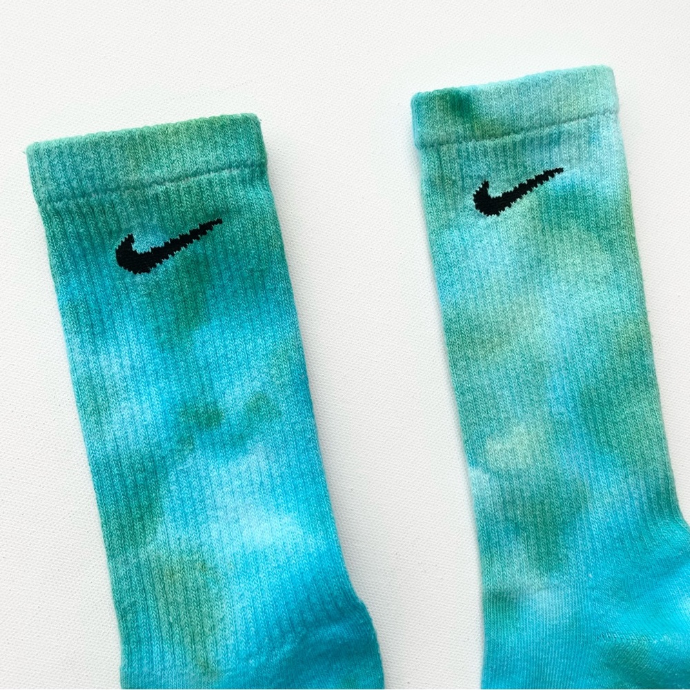 Nike Tie Dye Unisex Women's 6-10 Crew Socks Dri Fit Turqoise Blue Medium - Picture 2 of 5